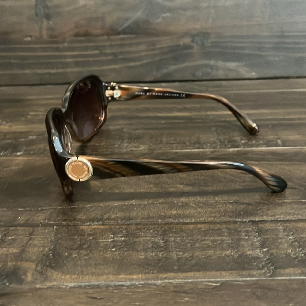 MARC BY MARC JACOBS SUNGLASSES W/ BRANDED CASE - Picture 5 of 10